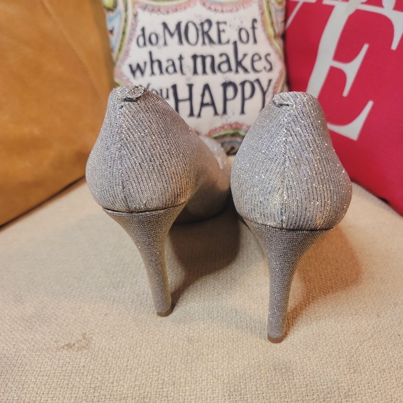 Kelly & Katie Silver Sparkly Closed Toe Heels 2.5 inch pumps - Picture 6 of 10